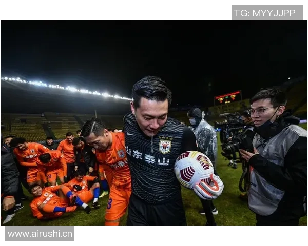 世界杯赛场风云再起 各大豪强激战正酣 谁将捧起梦寐以求的冠军奖杯